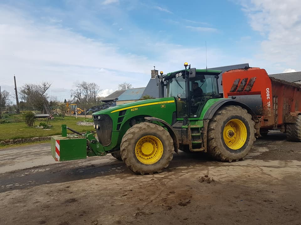 JOHN DEERE 8230